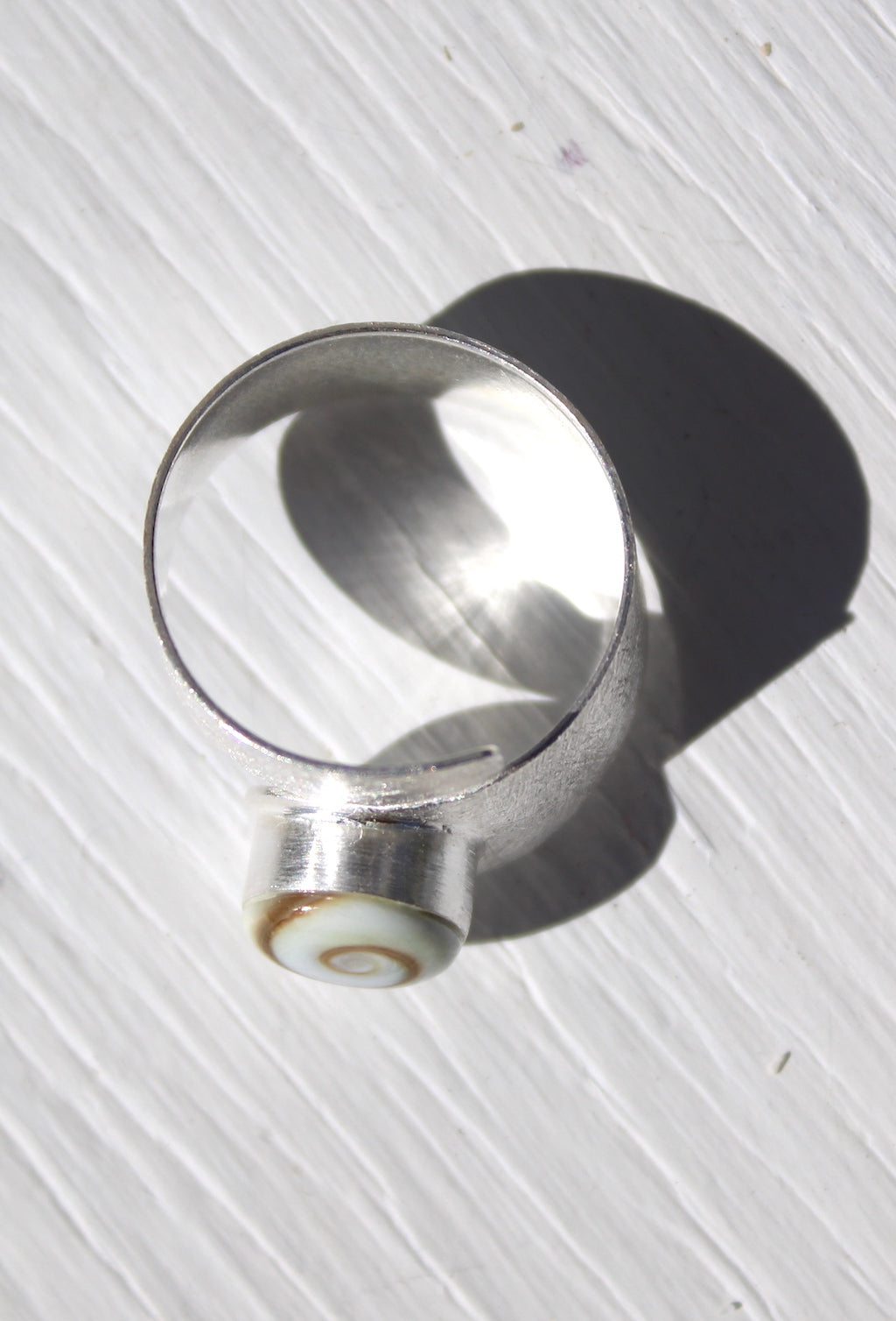 Anillo Envolvente con Textura y Concha - Shiva Eye