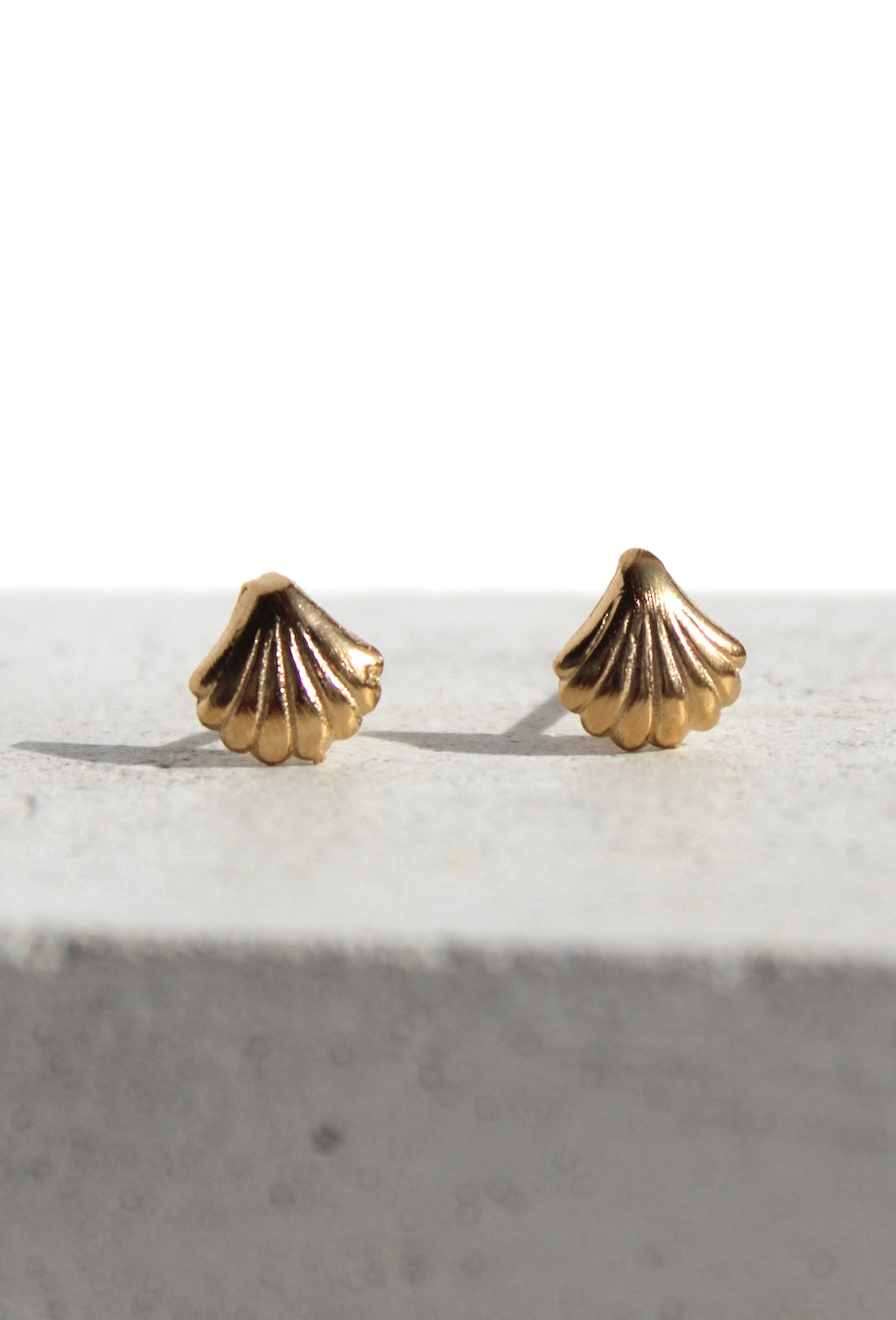 Pendientes de Stud en Forma de Concha de Oro Mini