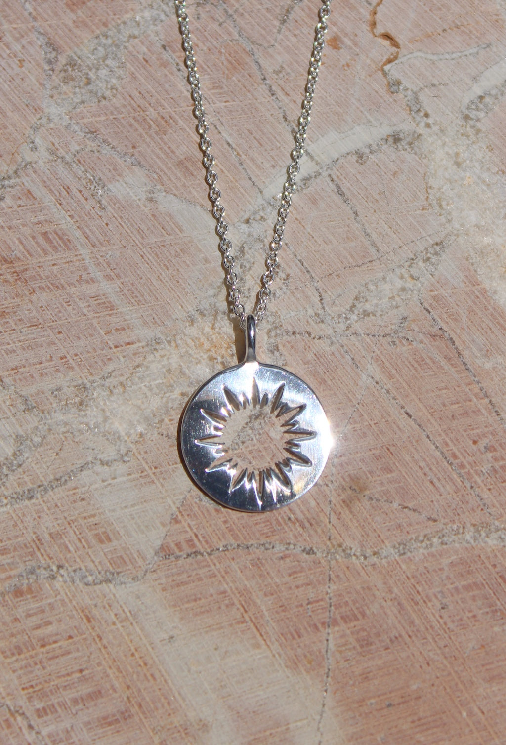 Sol ~ collar resplandor solar