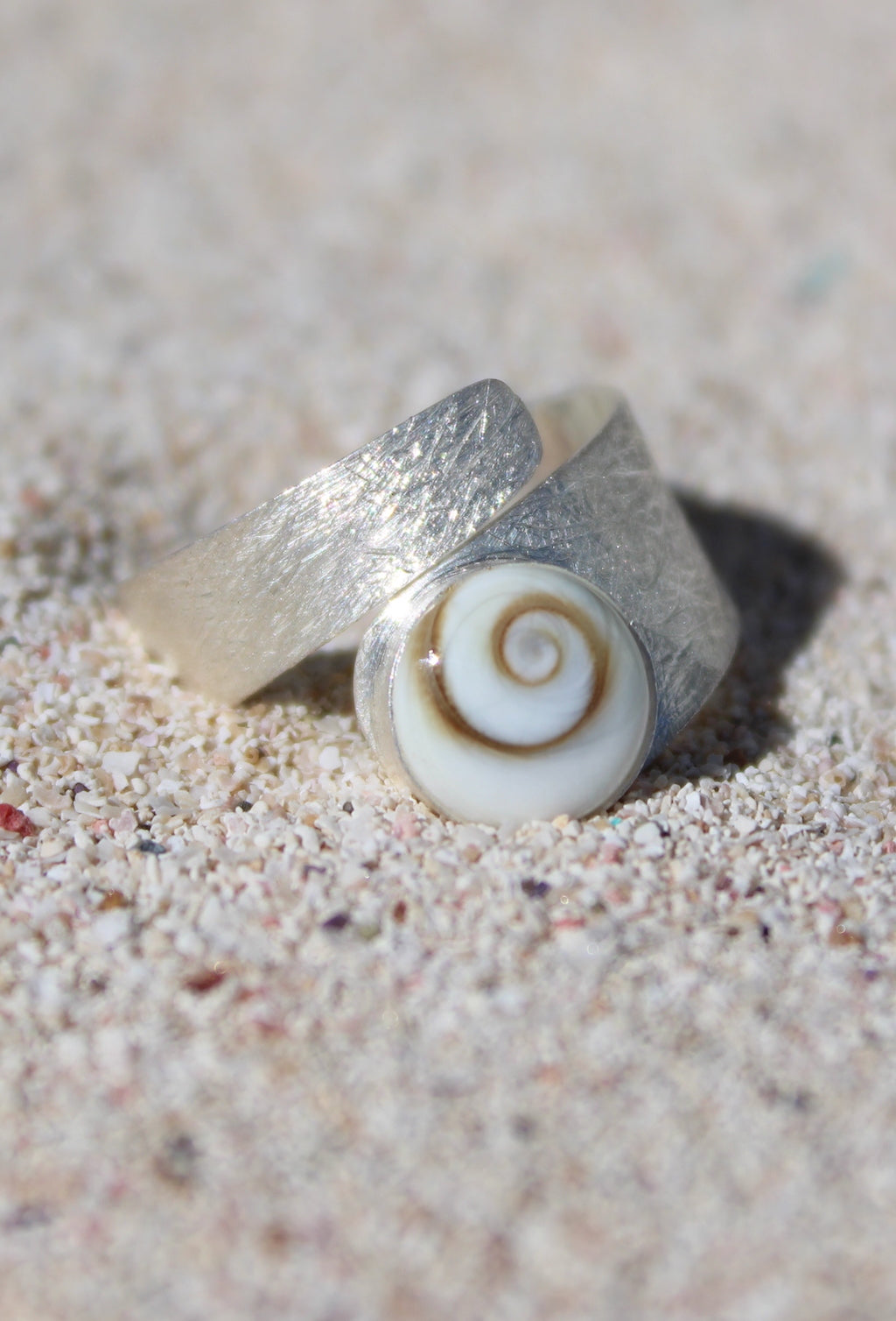 Anillo Envolvente con Textura y Concha - Shiva Eye