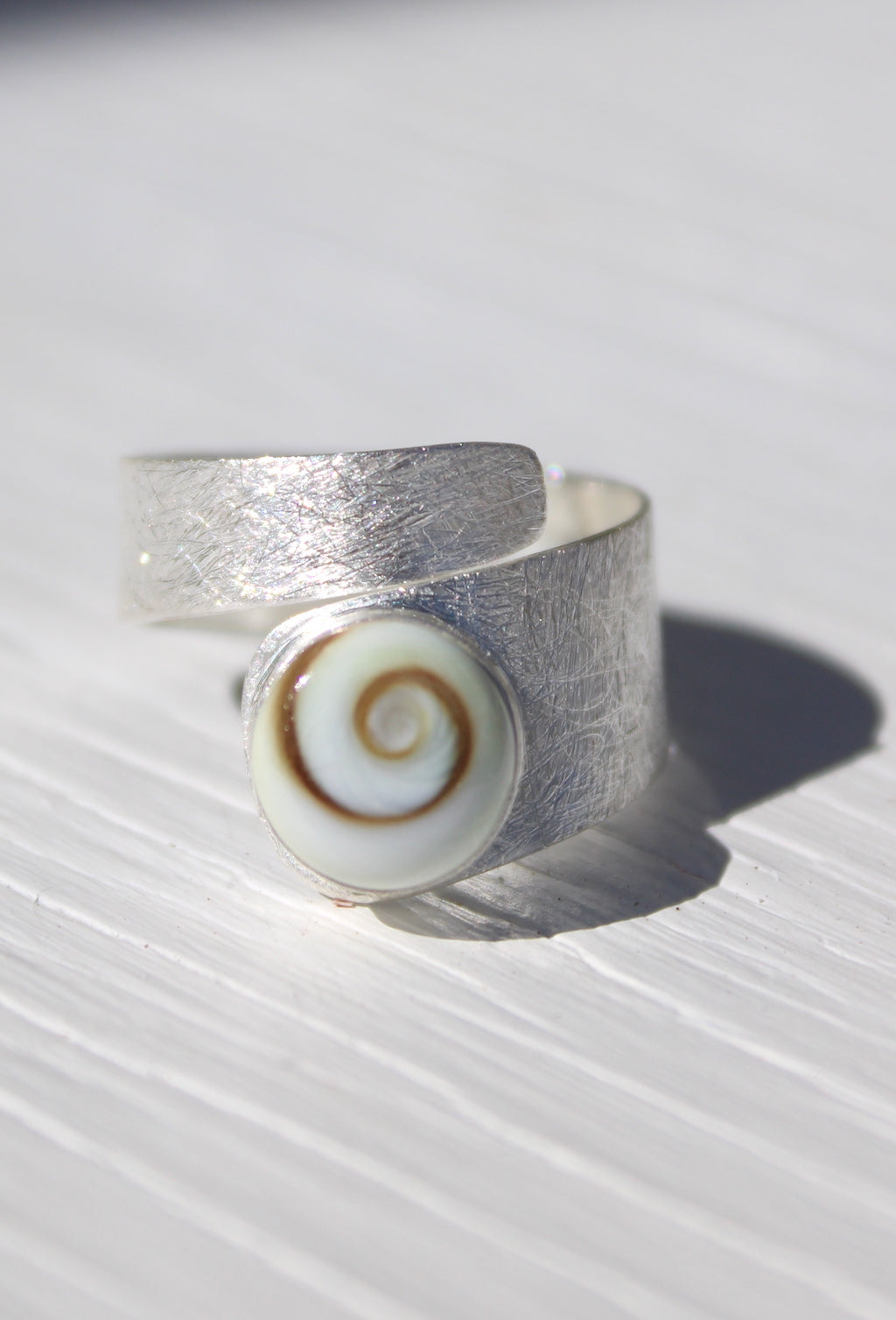 Anillo Envolvente con Textura y Concha - Shiva Eye