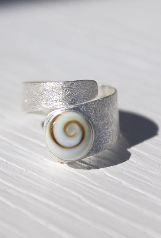 Anillo Envolvente con Textura y Concha - Shiva Eye