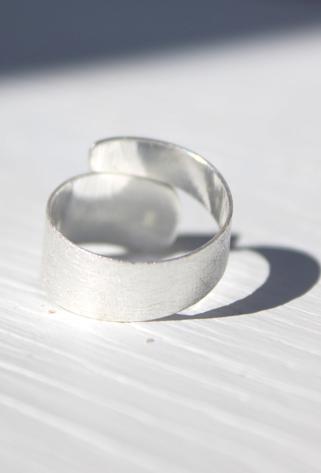 Anillo Envolvente con Textura y Concha - Shiva Eye