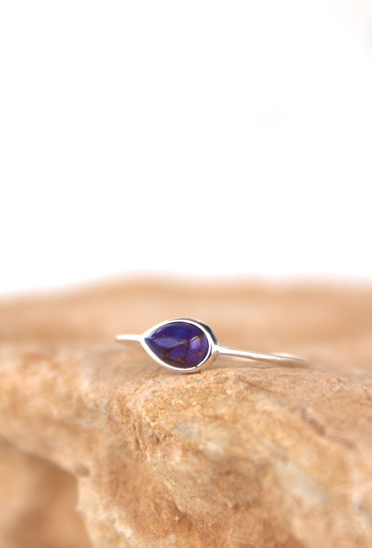 Mini anillo de planeta de piedras preciosas - Saturno - Mojave Purple Teardrop