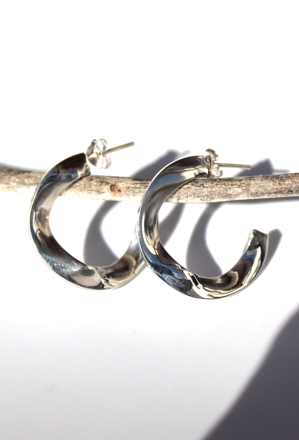 Pendientes de aro plateados Wavey de Rhonda