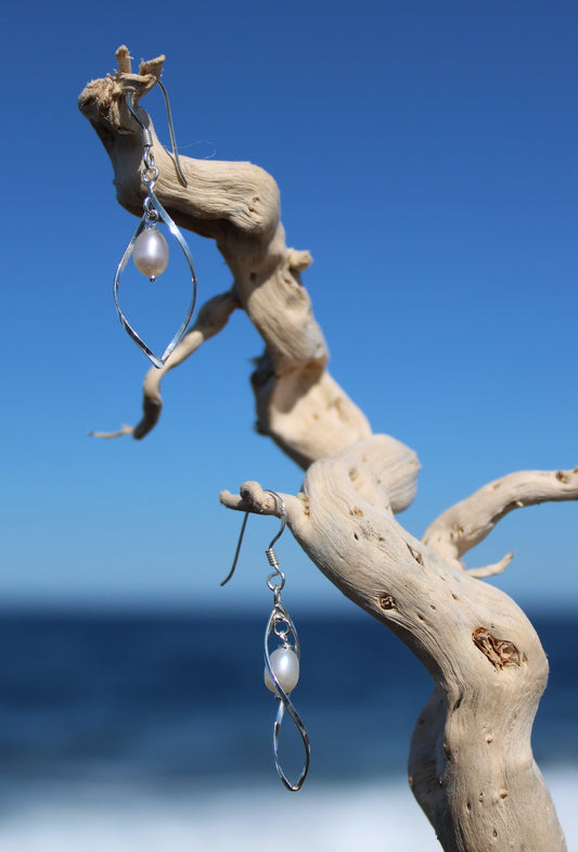 Lucia ~ Pendientes de gota con giro de perla