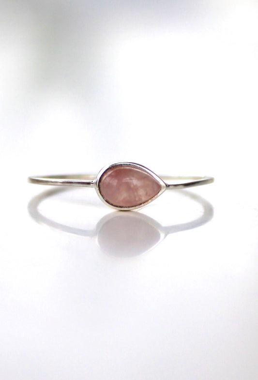 Mini anillo de planeta de piedras preciosas - Venus - Piedra de gota de lágrima de cuarzo rosa